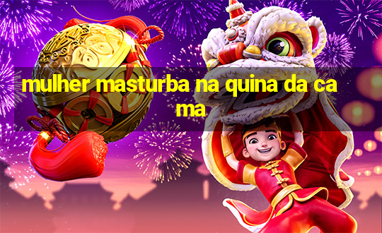 mulher masturba na quina da cama